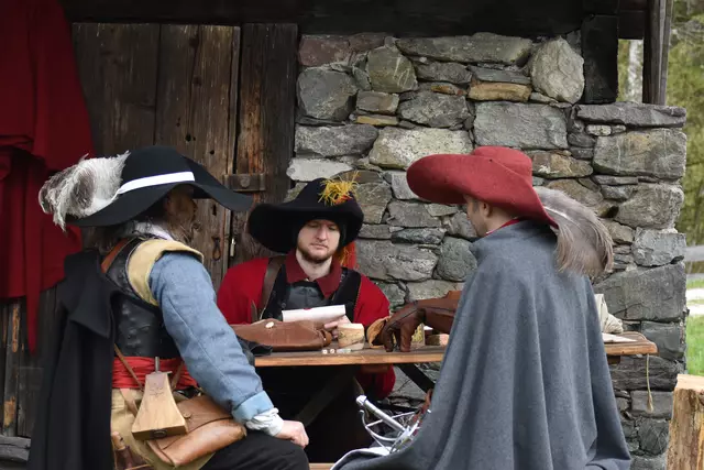 Die Schauspielerinnen und Schauspieler stecken viel Liebe und Geduld in die aufwendigen Kostüme. | Foto: Julia Perktold