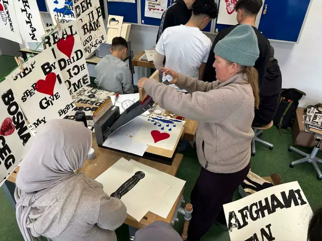 Schülerinnen und Schüler lernen diverse Drucktechniken kennen. | Foto: DO!lab