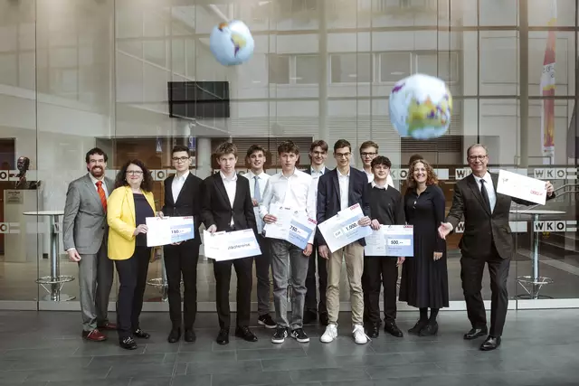 v.l.nr.: Organisator Hartwig Hitz, SC Doris Wagner, Raoul Tomovski, GEOnomic-Gewinner Elias Rieger, Leon Frieß, Jan Wenhardt (Platz 3), Kilian Ledermann, Johannes Kellermann (Platz 2), Gervin Schwarz, Sven Patrick Wimmer, Melina Schneider, SC Georg Konetzky | Foto: Nadine Studeny/WKO