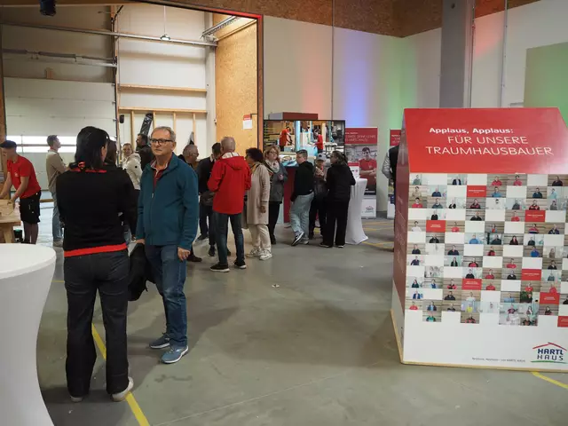 Viele Besucher aus nah und fern wollten sich beim Tag der offenen Tür über Fertighäuser und deren Produktion schlau machen. | Foto: Günther Winkler