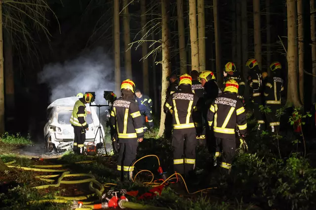 Ausgebrannter VW Tiguan soll Bankomat-Sprengern als erstes Fluchtauto gedient haben – das Fahrzeug stand in einem Waldstück in Aichkirchen in Flammen.