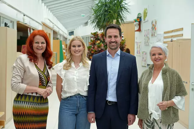 (v.li.) LRin Cornelia Hagele, Kindergartenleiterin Magdalena Lechner, BM Christoph Wiederkehr, 2. Vize-Bürgermeisterin Kufstein Brigitta Klein | Foto: Land Tirol/Reiter