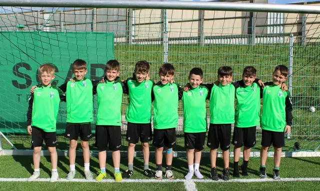Die Boys in Green strahlen dank der neuen Trainingsausrüstung. | Foto: Kerstin Grießer