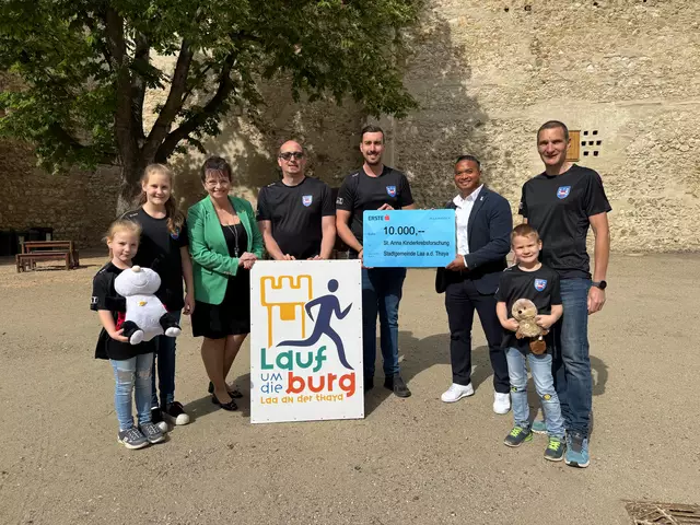 Bürgermeisterin Brigitte Ribisch, Vizebürgermeister Markus Thüringer, Ortsvorsteher Thomas Appel, Gerald Steyrer, Reinhard Orense mit den Kindern Leon, Judith &amp; Diana-  freuen sich über die Übergabe des 2.000 Euro bzw. mit dem zusammengefasstem 10.000 Euro Spendenscheck an PR-Leiter Reinhard Orense von der St. Anna Kinderkrebsforschung. | Foto: Stadtgemeinde Laa