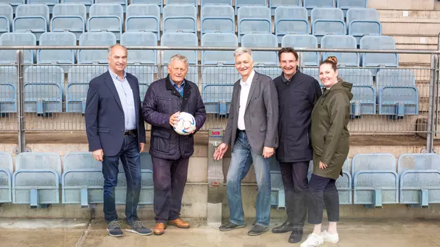 Präsentierten das Pilotprojekt (v.l.): Kajetan Beutle (Holding Graz Wasserwirtschaft), Holding-CEO Wolfgang Malik, Beteiligungsstadtrat Manfred Eber (KPÖ), Holding-Vorstand Gert Heigl und Stadion-Managerin Eva Sonnleitner. | Foto: Holding Graz