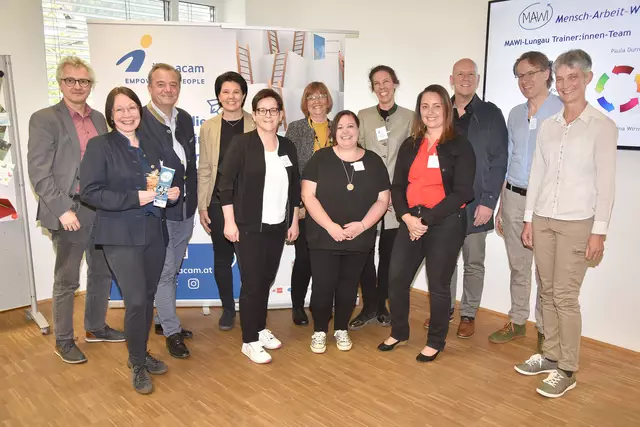 Zu Besuch bei MAWI im Lungau anlässlich des zweijährigen Bestehens, 6. Mai 2025, v. li.: Klaus Heitzmann, Silvia Trinkl-Leitner, Landesrat Christian Pewny, Vize-Bürgermeisterin Hildegund Prodinger, Paula Dürnberger, Jana Korschová, Petra Planitzer, Carina Lechner-Kutil, Martina Wirnsperger, Vize-Bürgermeister Eduard Egger, Anton Ortner und Petra Pennauer. | Foto: Land Salzburg/Franz Neumayr