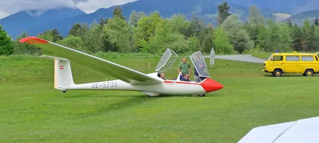 Seit über sechs Jahrzehnten zieht der Flugsportverein Nötsch Flugbegeisterte aus der Region in seinen Bann.  | Foto: Bernhard Probst