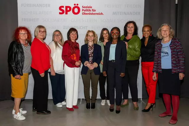 Von links: Renate Auberger, Gemeinderätin SPÖ Walding, Doris Kremeier, Ortsparteivorsitzende SPÖ Altenberg und stv. Bezirksfrauenvorsitzende, Susanne Leitner, Ortsparteivorsitzende SPÖ Bad Leonfelden, Renate Heitz, SPÖ Landesfrauenvorsitzende, Eva Maria Holzleitner, SPÖ Bundesfrauenvorsitzende, Anna Zwettler, Gemeinderätin SPÖ Puchenau, Beverley Allen-Stingeder, SPÖ Bezirksfrauenvorsitzende Urfahr-Umgebung, Andrea Seyer-Neulinger, Gemeinderätin SPÖ Engerwitzdorf, Sandra Andrews-Brandstätter, SPÖ Lichtenberg, Elisabeth Neulinger, SPÖ Oberneukirchen. | Foto: Robert Bogic