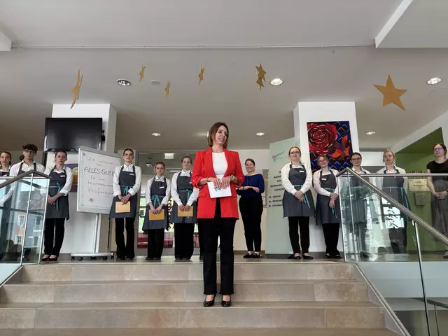 Herzlich willkommen: Direktorin Marion Hofmann begrüßt Gäste und Ehrengäste zum Prüfungsessen. | Foto: Alexandra Goll