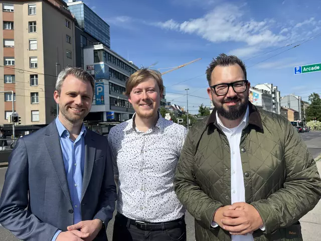 V.l.: Philipp Kern, Bezirkssprecher Neos Meidling; David Pauritsch, künftiger Bezirksrat und Christian Volkmann, Klubvorsitzender Neos. | Foto: Michael Marbacher/MeinBezirk