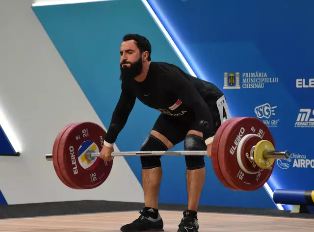 Hmayak Misakyan (VÖEST) beim Anheben fürs Reißen

Foto: Conny Högg