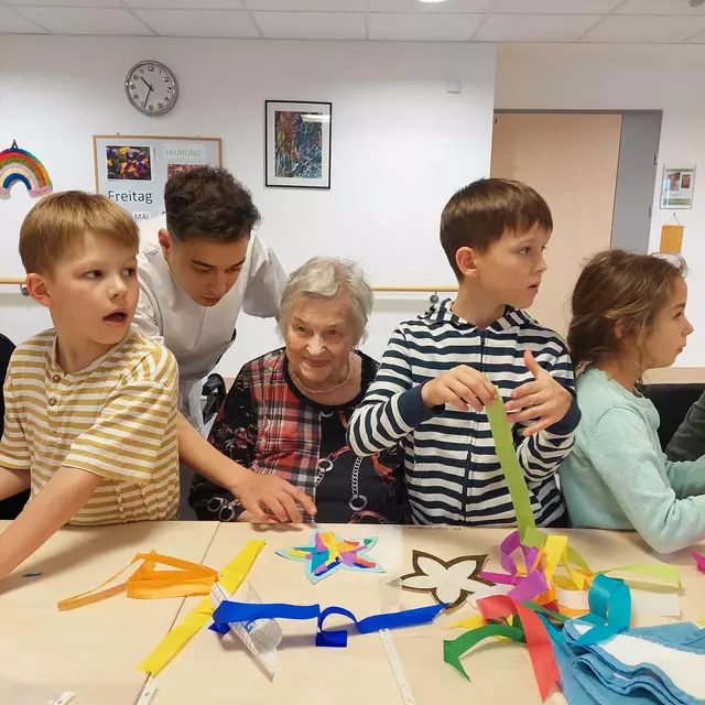 Im Anschluss luden die Kinder zum Basteln ein. Dabei entstanden nicht nur kleine Kunstwerke, sondern vor allem persönliche Begegnungen. | Foto: VS Losenstein