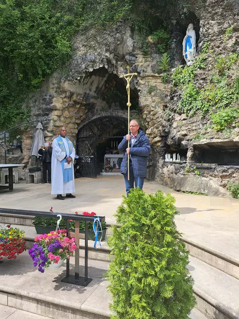 In Erinnerung an Pfarrer Hutter legten Sonnberger einen Kranz nieder. | Foto: Franz Amon