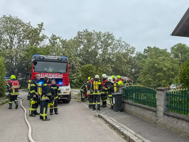 Einsatzleiter Markus Pfeifer informiert die Feuerwehrteams über die nächsten Schritte. | Foto: BFKDO Hollabrunn