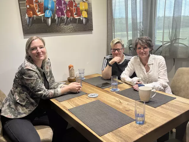 Hundeverhaltensberaterin und Hundetrainerin Katja Stopper (l.), Sissy und Susi sind sich einig, dass Hundebesitzerinnen und Hundebesitzer generell vom Gesetz strenger in die Pflicht genommen müssen. | Foto: Waltraud Fischer