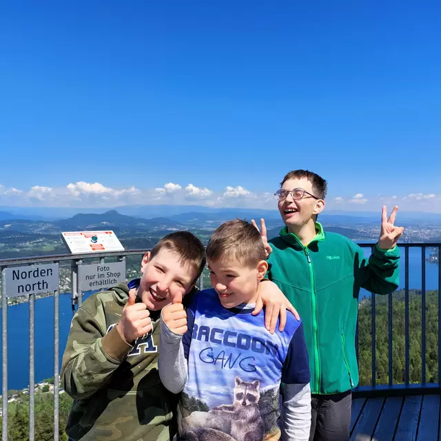 Magnus, Luis und David an einem der höchsten Punkte rund um Klagenfurt –am Pyramidenkogel. | Foto: ASO Sillian