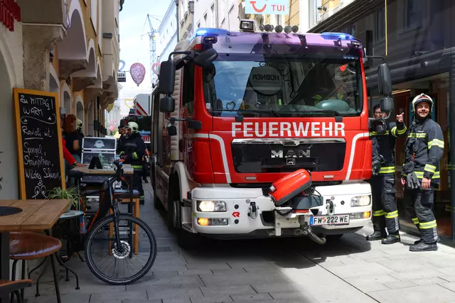 Wegen angebranntem Essen: Feuerwehr musste durch die enge Schmidgasse in der Welser Innenstadt zu einem gemeldeten Brand vorrücken. | Foto: laumat.at