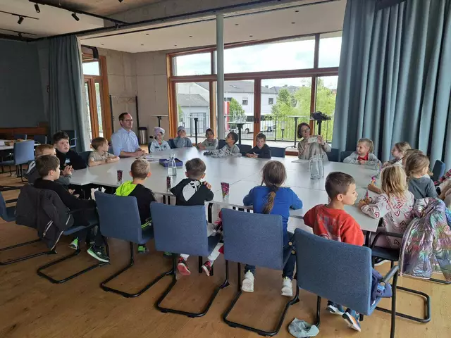 Bürgermeister Markus Landauer im Gespräch mit den Schülerinnen und Schülern der Volksschule Raiding im Rahmen der Aktionswoche Kommunale Bildung. | Foto: Gemeinde Raiding