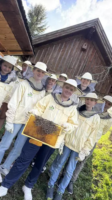 Die Feuerwehrjugend Tamsweg setzte Ende April 2025 ein Umweltprojekt im Demenzgarten des Lungauer Bezirkshauptortes um. Im Mittelpunkt des Projekts steht der Schutz von Wildbienen. | Foto: OVI Keidel Thomas