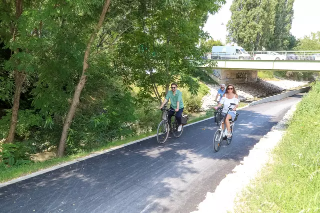 Wiens Radverkehrsbeauftragter Martin Blum und die für Gewässer und Mobilität zuständige Stadträtin Ulli Sima (SPÖ) nutzen schon die neue Unterführung. | Foto: PID/Christian Fürthner
