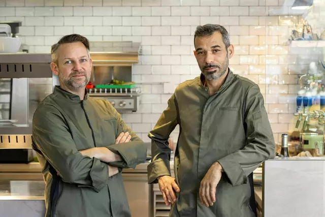 Gastgeber Max Wimmer und Küchenchef Cristan Vespucci (v.l.) setzten in der Seilerstätte auf mediterrane Köstlichkeiten. | Foto: Monika Löff