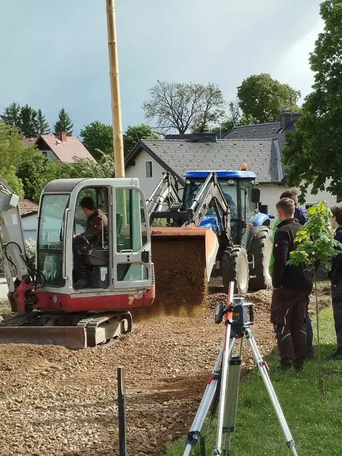 Mit Bagger und Traktor baut die Landjugend die neue Boccia-Bahn | Foto: Gemeinde Neidling