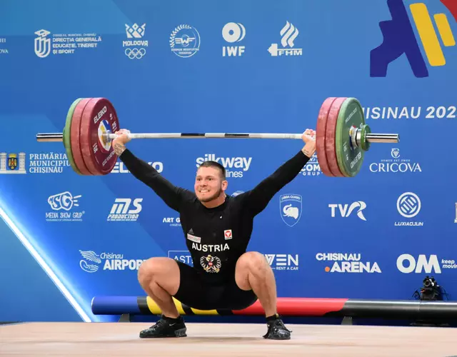 Elias Simbürger mit 147 kg im Reißen

Foto: Conny Högg