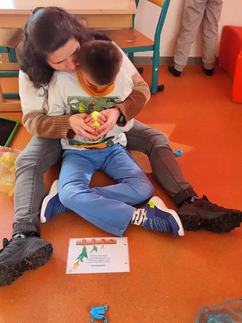 Valentin mit UK-Trainerin Isabella beim Erlernen eines Frühlingsgedichtes. | Foto: ASO Sillian