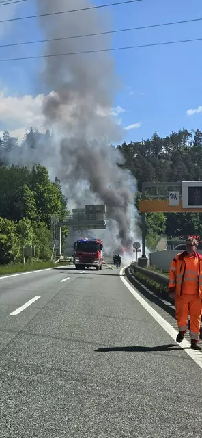 Die Aufräumarbeiten werden sich noch über mehrere Stunden ziehen. | Foto: Rotes Kreuz