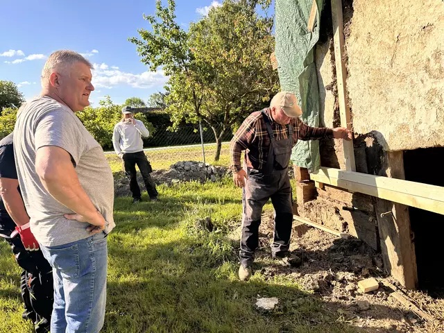 Bevor der Kitting von den untersten Stämmen gelöst werden konnte, musste das Gebäude mittels Stahlträger und Holzbalken gefestigt werden | Foto: Lisa Stöckl 