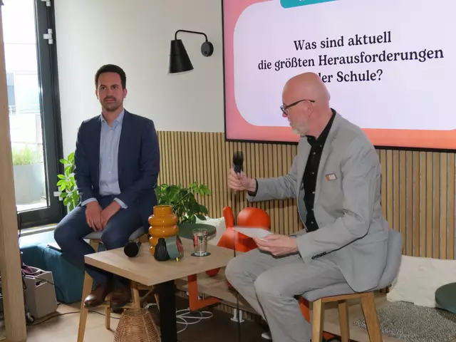 Bildungsminister Christoph Wiederkehr im Gespräch mit öbv-Geschäftsführer Philipp Nussböck. | Foto: Sabine Krammer