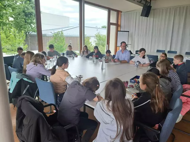 In der Lisztbibliothek wurde aufmerksam diskutiert, gearbeitet und nachgefragt – die Kinder zeigten großes Interesse an den Aufgaben der Gemeinde. | Foto: Gemeinde Raiding
