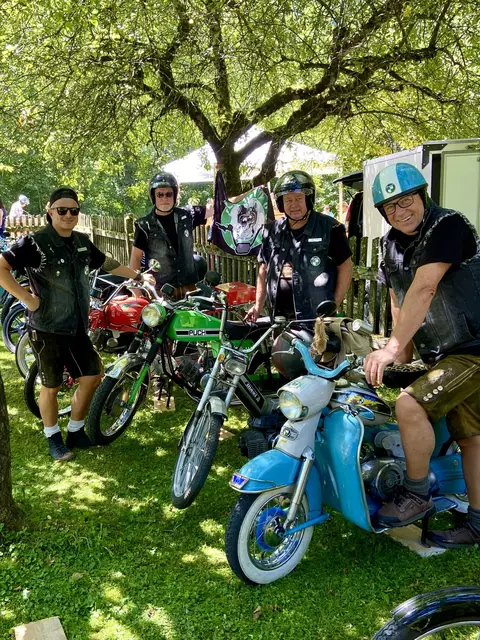 Gemütliches dahinzuckeln in geselliger Runde - so kann das Mopedfahren am Besten genossen werden. | Foto: Puchidos