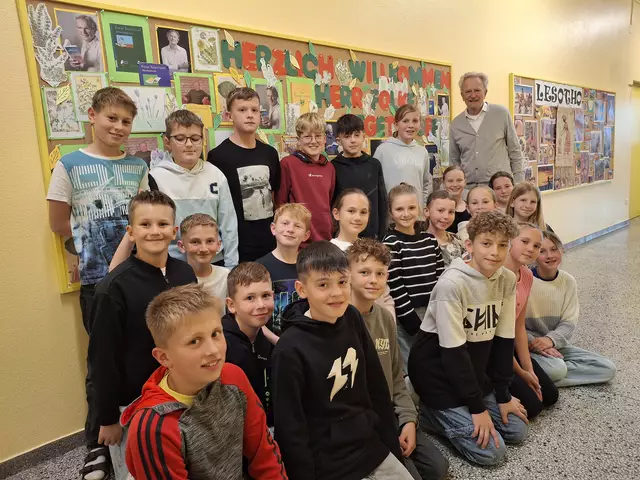 Schülerinnen und Schüler der Mittelschule Voitsberg mit Folge Tegetthoff. | Foto: Mittelschule Voitsberg