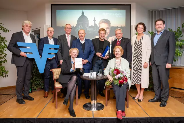 Stehend: Matthias Schiffer, Günter Alland, Martin Heilinger, August Breininger, Max Müller, Franz Gartner, Brigitta Hartl-Wagner, Stefan Szirucsek, sitzend: Gaby Bischof-Nemeth, Gabriele Jacoby-Moser. | Foto: Christian Dusek