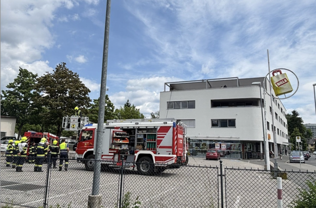 Die Flammen seien auf die Fassade übergegriffen, doch der Brand sei rasch unter Kontrolle gebracht worden. | Foto: MeinBezirk.at