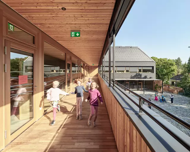 Die Kinder haben den Neubau schon in Beschlag genommen.  | Foto: Kurt Hörbst
