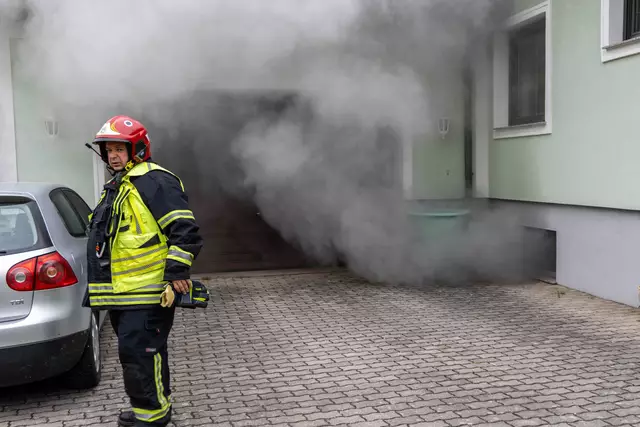 Rauch dringt aus dem Keller – Die ersten Einsatzkräfte treffen am Brandort ein. | Foto: BFKDO Hollabrunn