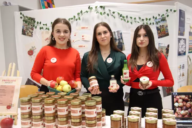 Beim jüngsten Tag der offenen Tür präsentierten Emma Pober, Lorena Balaj und Vanessa Jautz (von links) die Übungsfirma "Apfel-Rausch". | Foto: Martin Wurglits