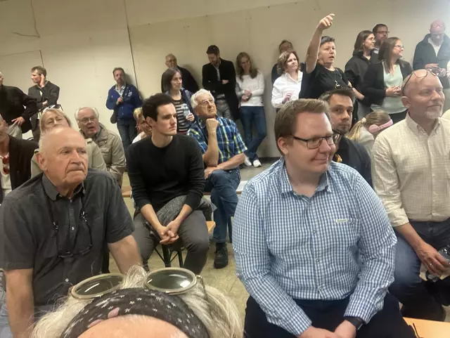 Aus dem Publikum kamen viele Fragen. Ganz vorne: Liste Flammer-Koalitionspartner und Landesbediensteter Philipp Schottleitner (ÖVP) | Foto: Stockmann