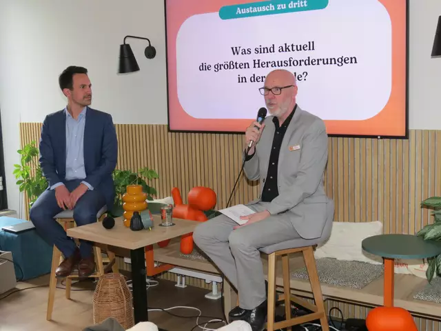 Bildungsminister Christoph Wiederkehr (Neos) im Gespräch mit öbv-Geschäftsführer Philipp Nussböck. | Foto: Sabine Krammer