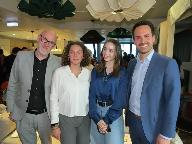 Beim Workshop im 2. Bezirk (v.l.): ÖBV-Geschäftsführer Philipp Nussböck, die Jugendbeiräte Helene und Magdalena mit Bildungsminister Christoph Wiederkehr. | Foto: Sabine Krammer