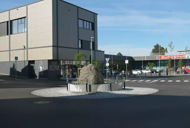 Nach zweijährigen intensiven Bautätigkeiten und Grabungsarbeiten und der Errichtung und Gestaltung des Kreisverkehrs konnte dieser eröffnet werden. | Foto: MB