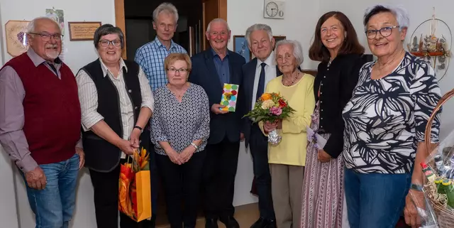 Von links: Schwiegersohn Willi Greinstetter, Seniorenbund-Sprengelbetreuerin Maria Pilz, Sohn Leopold Riernössl, Schwiegertochter Helga Riernössl; Seniorenbund-Bezirksobmann Erwin Pachner, Landesobmann Josef Pühringer, Jubilarin Maria Riernössl, Seniorenbund-Obfrau Leopoldine Weinberger und Tochter Elli Greinstetter. | Foto: Seniorenbund OÖ