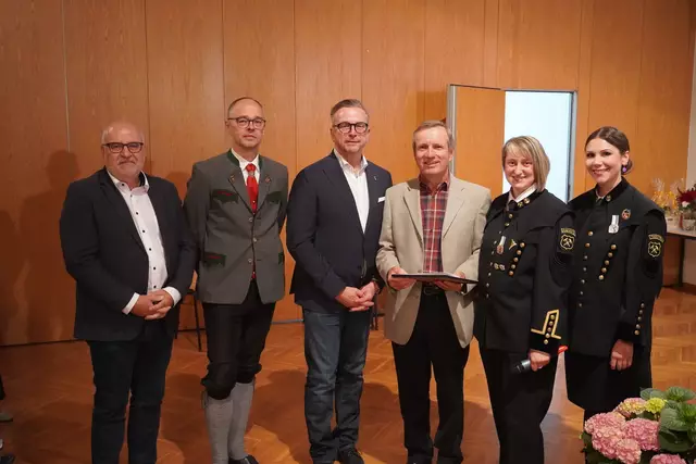 Ehrenzeichen 50 Jahre in Gold und Vereinsehrenmitgliedschaft: Georg Gugl | Foto: Bergkapelle Piberstein