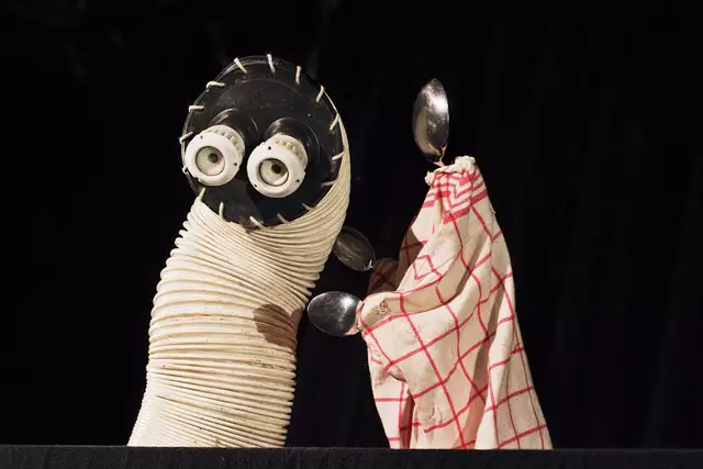 Mit einfachen Alltagsobjekten erschafft Peter Ketturkat Figuren wie Prinzessinnen, Raupen und Enten.  | Foto: Peter Ketturkat