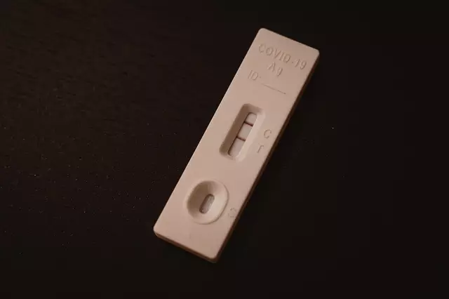 Covid-infizierte Frau hatte trotz Absonderungsbescheid Kontakt zu Nachbarn, dieser verstarb. | Foto: Pixabay