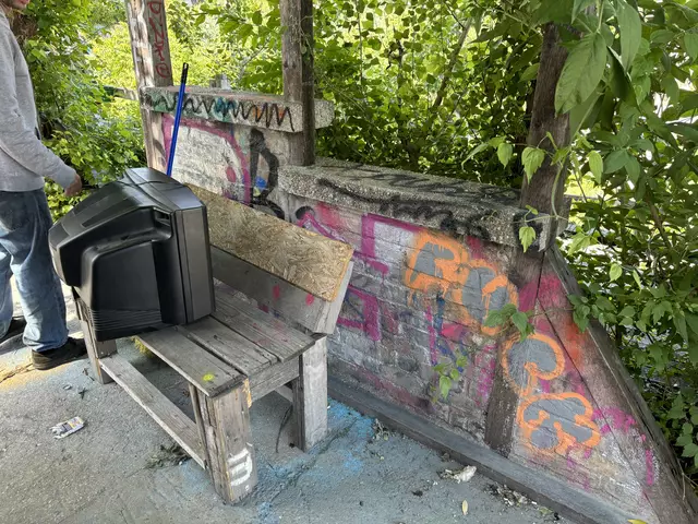 Diese Ziegelmauer entstand aus Bruchstücken einer alten Polizeistation.  | Foto: Luca Arztmann/MeinBezirk