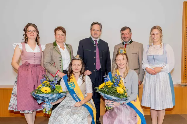 Sitzend (v.l.): NÖ Milchprinzessin Nadja und NÖ Milchkönigin Kathrin II.
Stehend (v.l.): scheidende Milchkönigin Sophia I., LK NÖ-Vizepräsidentin Andrea Wagner, LK NÖ-Präsident Johannes Schmuckenschlager, LAbg. Josef Edlinger, scheidende Milchprinzessin Magdalena-Sophie | Foto: Georg Pomaßl/LK Niederösterreich