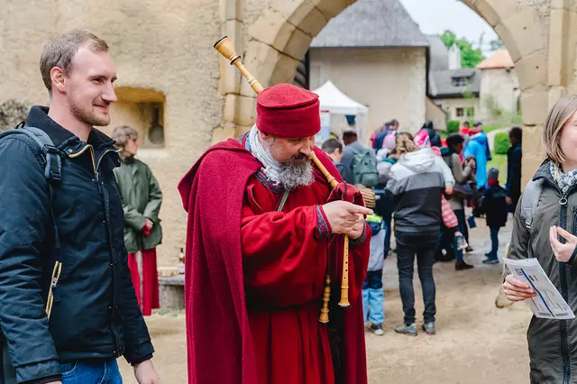 Ein Kastellan begrüßte die Besucherinnen und Besucher stilecht auf der Burg Rappottenstein und entführte sie in eine fantasievolle Zeitreise. | Foto: Waldviertler Sparkasse Bank AG